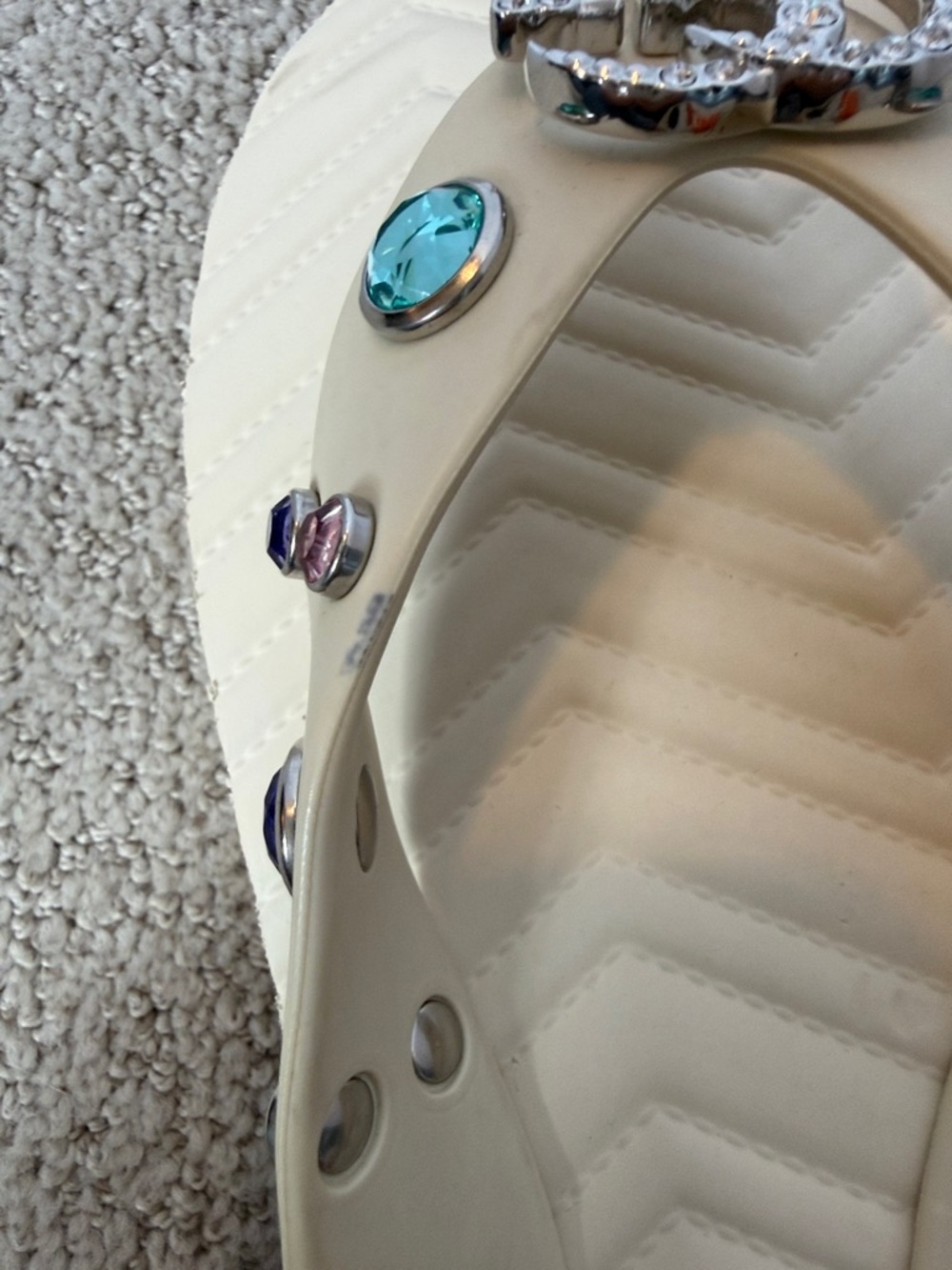 Gucci Pascar Cream Jeweled Thong Sandals with Multicolored Gems - Picture 8 of 11